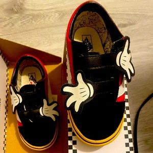 Old Skool V Mickey Mouse hug vans